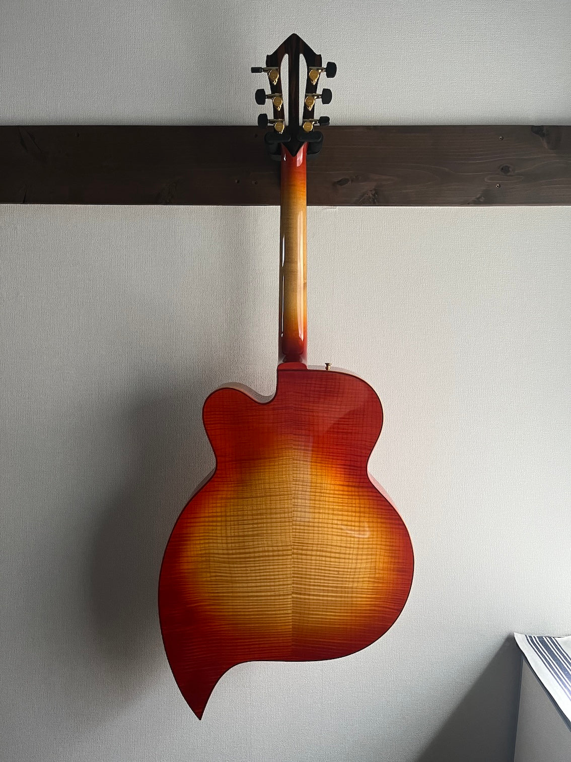 D'Aquisto Teardrop 2000's – auldguitars